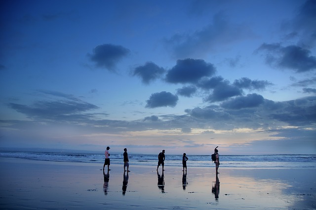 pět lidí na pláži.jpg